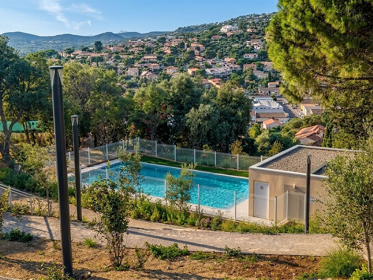 La piscine de la résidence dans les pins
