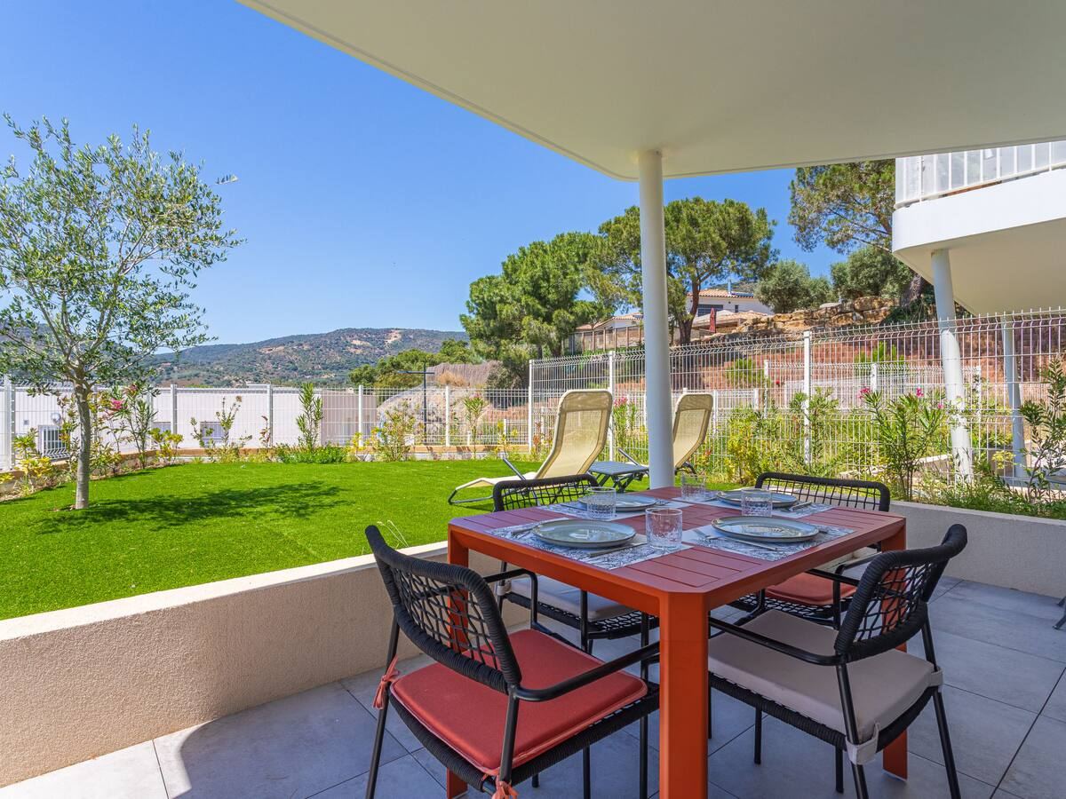 La terrasse et sa table